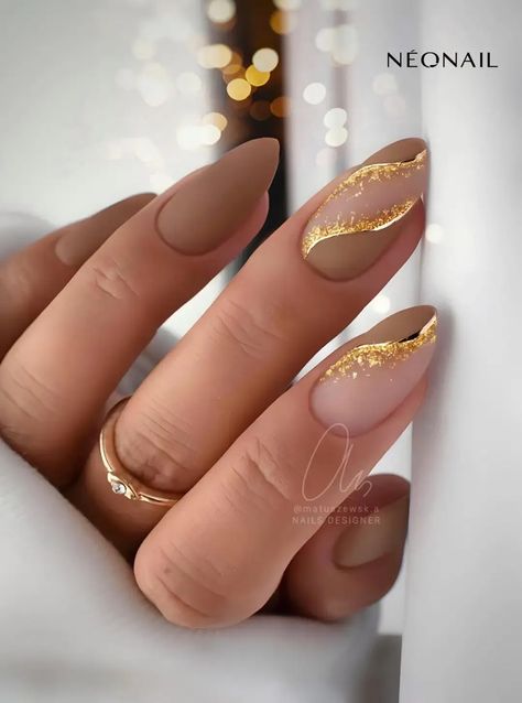 25 Beautiful Gold Nails That Bring Elegance To Your Outfits Luxury Nails Almond Shape, Anytime Nails, Ongles Beiges, Brown Nails Design, Gold Nail Designs, Almond Nails Designs, New Year's Nails, Brown Nails, Elegant Nails