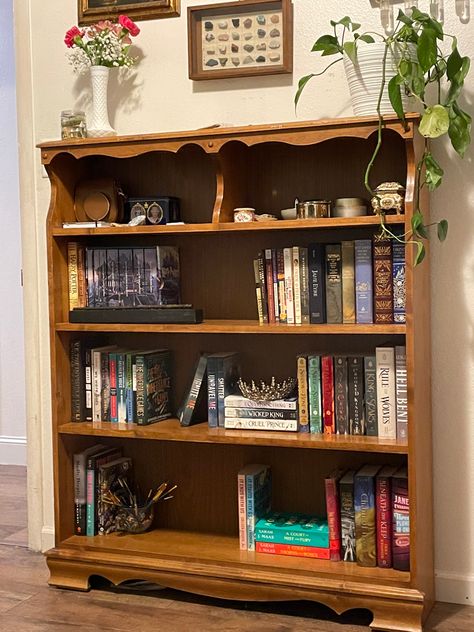 Vintage Bookshelf, Cottage Core, Slow Living, Bedroom Inspo, Dream House Decor, House Rental, Bookshelves, Bedroom Design, Apartment