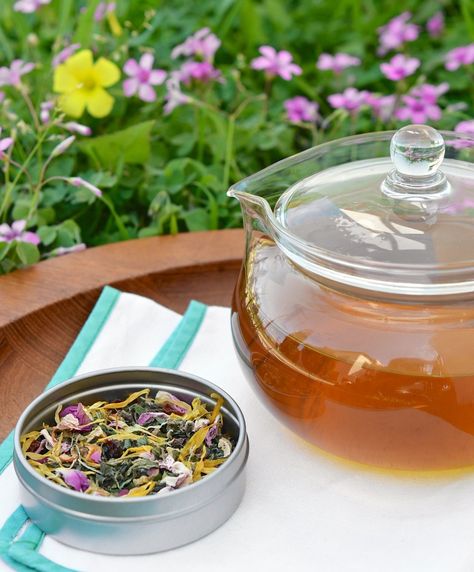 Homemade Spring Detox Tea with nettle, burdock, calendula, rose hips, and lemon — from The Kitchn Detox Tea Recipe, Tea Drink Recipes, Homemade Detox, Homemade Tea, Herbal Teas Recipes, Spring Tea, Herbal Recipes, Detox Drinks Recipes, Herbal Tea Blends