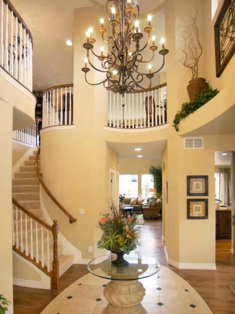 Explore exciting entryway lighting options and discover features that you can include in your home’s design. Entryway Chandelier, Contemporary Entryway, Foyer Chandelier, Entryway Lighting, Foyer Lighting, Interior Remodel, Foyer Decorating, Small Entryway, Design Exterior