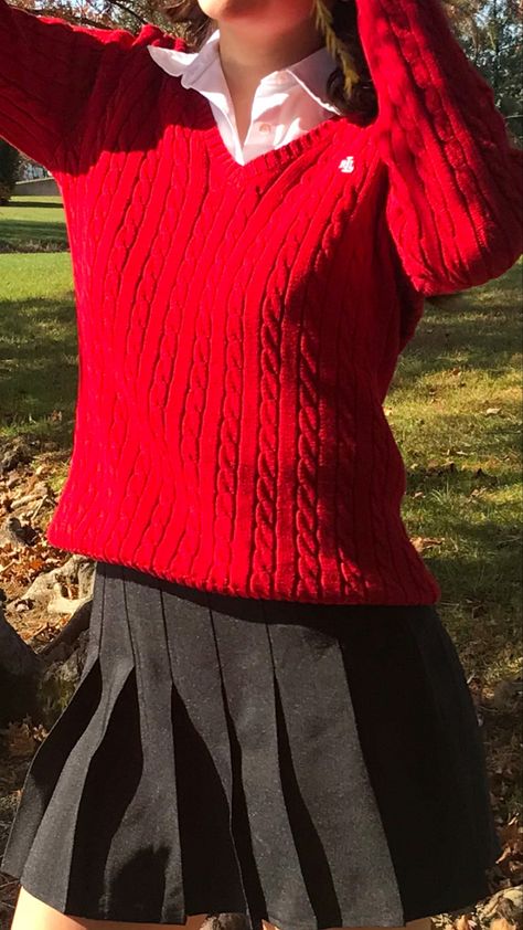 Country Club Winter Outfit, Country Club Outfit Winter, Preppy Outfits Red, Red Polo Sweater Outfit, Red Old Money Outfits, Red Polo Outfit, Red Preppy Outfit, Styling Sweaters, 6th Form Outfits