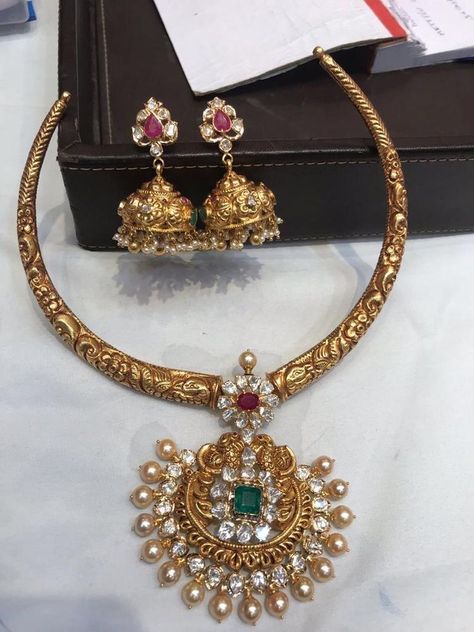 Gold Kante Designs, Kanti Necklace Designs Gold, Kante Gold Necklaces, Gold Earrings For Kids, Gold Jewels Design, Gold Temple Jewellery, Neck Pieces Jewelry, Antique Necklaces Design, Gold Jewelry Outfits