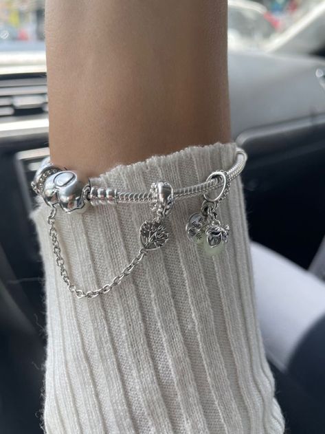 Pandora Bracelet Simple, Aesthetic Pandora Bracelet, Pandora Charm Bracelet Aesthetic, Pandora Outfit, Pandora Bracelet Aesthetic, Colar Tiffany E Co, Aesthetic Pandora, Charm Bracelet Aesthetic, Pandora Aesthetic