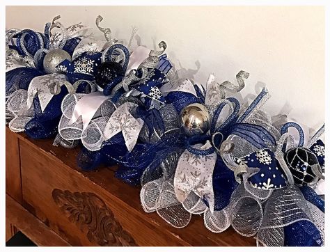 Blue Christmas Tree Decorations, Christmas Decorations Centerpiece, Silver Centerpiece, Blue Christmas Decor, Silver Christmas Decorations, Blue Christmas Tree, Christmas Mesh Wreaths, Gold Christmas Decorations, Winter Blue