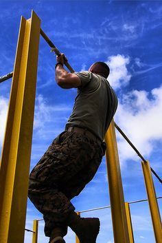 Rapidly increase your pull up reps. Do 30 dead hanging pull ups in 3 months. You can use this system to increase your push ups too. This really works I'm already up to 18 pull ups on my first set. Pull Up Workout, Body Weight Training, Street Workout, I Work Out, Calisthenics, Bodyweight Workout, Weight Training, Pull Up, Physical Fitness