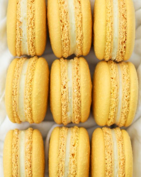 Limoncello Macarons, Lemon Curd Macarons, Lemon Macaron Recipe, Lemon Macaron Filling, Yellow Macarons, Macaron Lemon, Macaroons Flavors Macaron Filling, Macaroons Lemon Raspberry, Lemon Macaroons