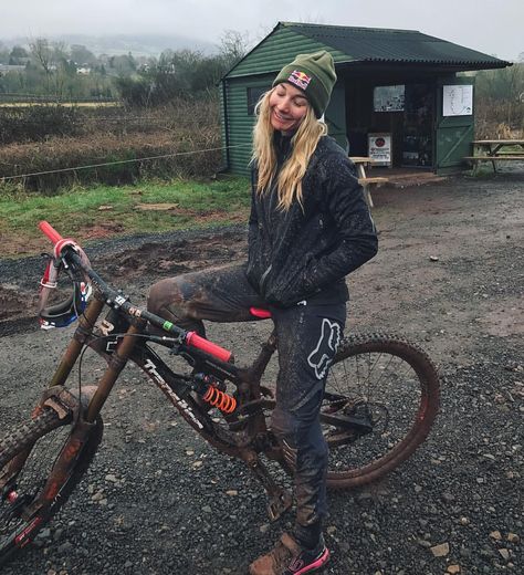 24.1k Likes, 63 Comments - Tahnée Seagrave (@tahneeseagrave) on Instagram: “Sickest day gettin gnarly in the mud with the sickest mandem!!! @veroniquesandler @kade_2000…” Mountain Biking Quotes, Mountain Biking Photography, Mtb Women, Mtb Girl, Mountain Biking Women, Mountain Biking Gear, Downhill Mountain Biking, Bicycle Mountain Bike, Downhill Bike