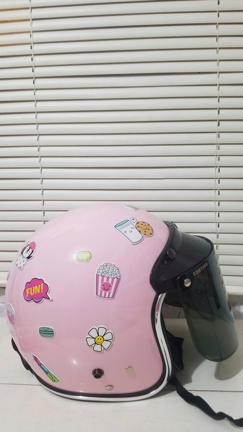 Helm Bogo Aesthetic, Motor Kaskı, Cute Bike Helmet, Helm Bogo, Boho Sandals, Helmet Design, Classic Bikes, Bike Helmet, Pink Aesthetic