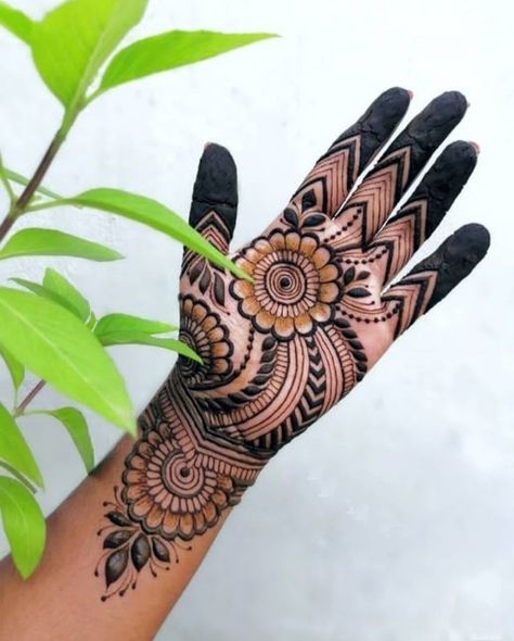 Front Hand Mehndi Design, Front Hand Mehndi, Hand Mehndi Design, Very Simple Mehndi Designs, Mehndi Designs Front Hand, Back Hand Mehndi Designs, Mehndi Designs Book, Mehandi Design, New Mehndi Designs