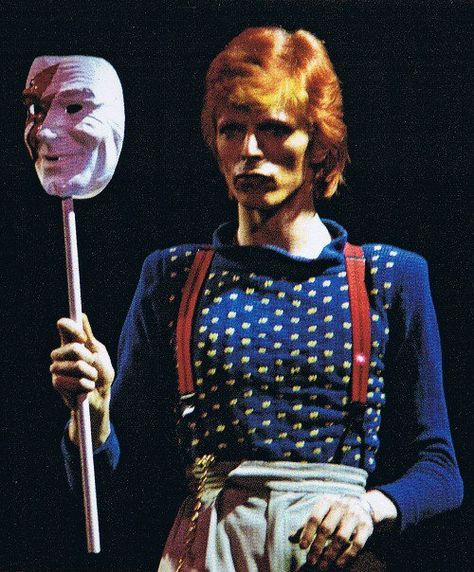 David Bowie performing during the 1974 Diamond Dogs Tour. Bowie Fashion, David Bowie Diamond Dogs, David Bowie Fashion, David Bowie Labyrinth, Bowie Labyrinth, Moonage Daydream, Bowie Ziggy Stardust, David Bowie Ziggy Stardust, Man Who Fell To Earth