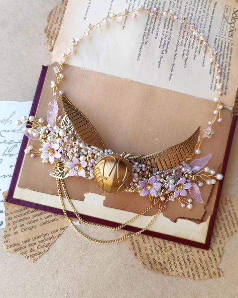 Always Potterhead!! ✨ Exclusive and authentic accessories. Visit the bio to order. #harrypotterbride #harrypotterwedding #potterheads Harry Potter Bride, Harry Potter Wedding Invitations, Xv Ideas, Harry Potter Wedding Theme, Harry Potter Wedding, Golden Snitch, Wedding Items, Gay Wedding, Magical Wedding