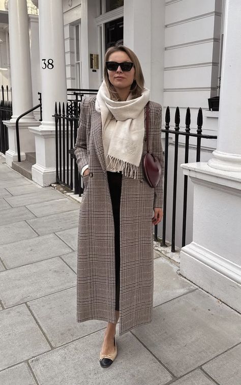 Chic & Cozy London Winter Outfits You’ll Love To Recreate - By Lisa Fonde Cozy London, London Aesthetic Outfits, London Winter Outfits, London Winter Fashion, London Look, London Aesthetic, Winter Outfit, Diy Fashion, Aesthetic Clothes