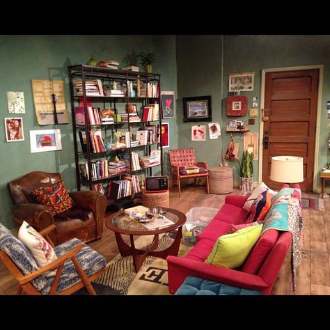 Max and Carolines apartment from 2 Broke Girls. 2 Broke Girls Apartment, Broke Apartment, Girls Apartment, Friends Apartment, 2 Broke Girls, Dining Living Room, Girl House, Apartment Inspiration, Sims House