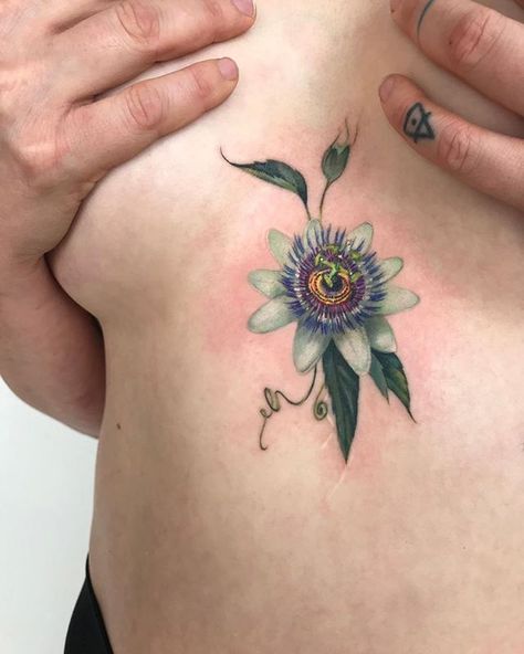 A passion flower for @evalleau Passion Flower Tattoo, Flower Vine Tattoo, Passion Flower Vine, Passion Fruit Flower, Flower Vine Tattoos, Flower Tattoo On Ribs, Flor Tattoo, Fruit Tattoo, Vine Tattoo