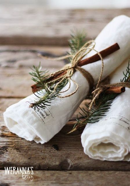 Natal Natural, Navidad Natural, Christmas Entertaining, White Christmas Decor, Natural Christmas, Christmas Napkins, Rustic Holiday, Christmas Table Settings, Pine Needles