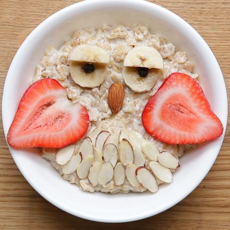 Turn oatmeal into a sleepy (but adorable) owl. Toddler Treats, Kid Friendly Breakfasts, What's For Breakfast, Kid Food, Healthy Dog Food Recipes, Delicious Breakfast Recipes, Health Snacks, Kids Recipes, Delicious Breakfast