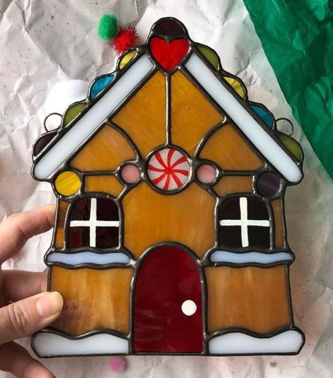 Stained Glass Gingerbread House, Stained Glass House, Gingerbread Designs, Christmas Meals, Glass Things, Glass Houses, Stained Glass Patterns Free, Glass Suncatchers, Stained Glass Birds