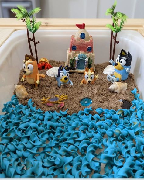 Bluey Theme Sensory Bin, Bluey Sensory Bin, Beach Sensory Bin, Tuff Tray Ideas Toddlers, Sensory Bin Play, Toddler Sensory Bins, Sensory Crafts, Baby Play Activities, Cardboard Box Crafts