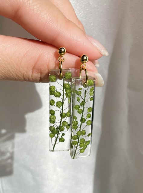 Floral Resin Earrings, Resin Leaf Earrings, Resin Earring Ideas, Resin Flower Earrings, Resin Necklace Ideas, Resin Earrings Ideas, October Jewelry, Epoxy Earrings, Personalized Sweatshirts