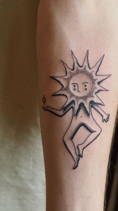 Hippy Tattoo Men, Bigger Tattoo Ideas, Tattoos With Words And Designs, Esoteric Tattoo Ideas, Cool Weird Tattoos, Leg Peices Tattoos, Black Love Tattoos, The Sun Tarot Tattoo, Trippy Tattoos Ideas Hippie