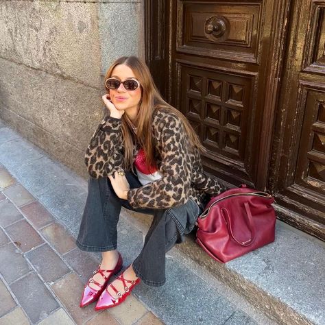 🎱 @inprintwetrust.co | Instagram Red Flats Outfit, Barcelona Outfits, Casual Dinner Outfits, Casual Dinner Outfit Summer, Going Out Outfits Casual, Dinner Outfit Fall, Dinner Outfit Casual, Moda Aesthetic, Latina Outfits