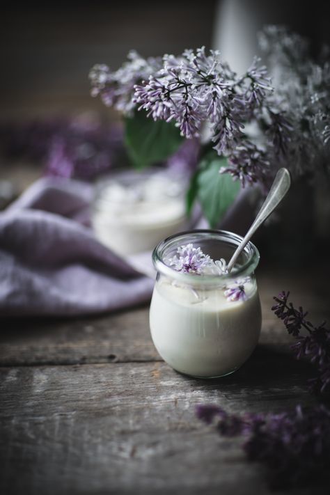 Lilac Recipes, Lilac Honey, Dessert Spring, Honey Dessert, Rustic Food Photography, Moody Food Photography, Panna Cotta Recipe, Fresh Drinks, Unflavored Gelatin