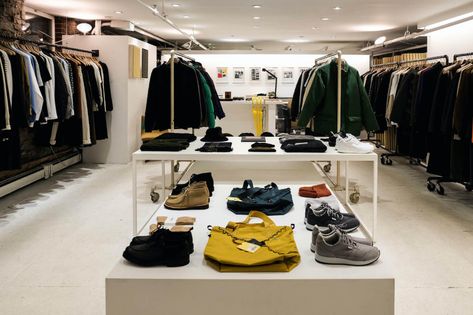 Les meilleures Boutiques Mode Homme de New York - City Guide VGL™ Rowing Blazers, Clothing Store Design, Storing Clothes, Cloth Store, Concept Shop, Fashion Hub, Fashion Sale, Retail Design, City Guide