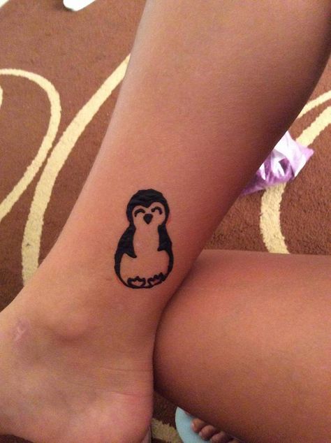 Henna Penguin tattoo - chidren henna tattoo Cute Henna Animals, Henna Tattoo Designs Animals, Baby Mehandi, Animal Henna Designs, Henna Animals, Poked Tattoo, Cute Henna Designs, Cute Henna Tattoos, Penguin Tattoo