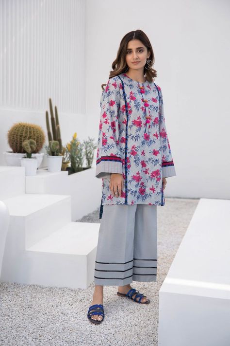 Lawn Casual Shirts Designing, Lawn Kurta Designs Women, Lawn Kurta Designs, Simple Shirt Designs, Lawn Dresses Designs, Trouser Designs Pakistani, Simple Shirt Design, Lawn Shirt Design, Lawn Dress Design