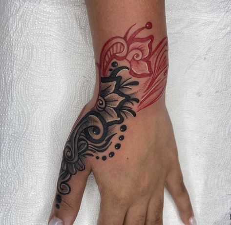 Hand Tattoo Cover Up, Wrist Tattoo Cover Up, Girl Neck Tattoos, Henna Inspired Tattoos, Rose Tattoos For Women, Hand Tattoos For Girls, Hand And Finger Tattoos, Henna Tattoo Hand, Tattoos For Women Half Sleeve