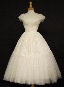 50 Ways to Save Money on Your Small Wedding Vintage Formal Wear, 1950s Wedding Dress, Vintage Prom, Trendy Wedding Dresses, Lace Wedding Dress Vintage, Prom Dresses Vintage, Wedding Gowns Vintage, 50s Dresses, Best Wedding Dresses