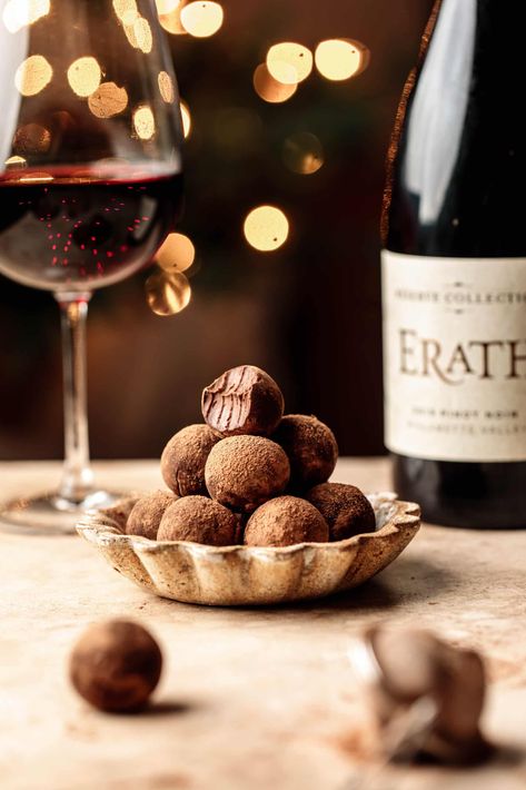 Red Wine Truffles, Red Wine And Chocolate, Wine Truffles, Dark Chocolate Desserts, Chocolate Shots, Christmas Truffles, Wine Chocolate, Chocolate Wine, Chocolate Photos