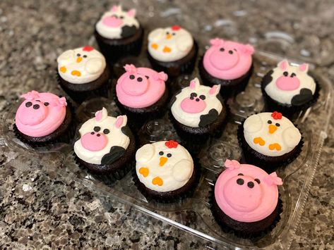 Farm Cupcakes, Farm Theme Cupcake Cake, Cupcake Farm Animals, Cupcakes Farm Animals, Barn Animal Cupcakes, Farm Theme Cupcakes Barnyard Party, Barnyard Cupcakes, Barn Cake With Animal Cupcakes, Barn Cake