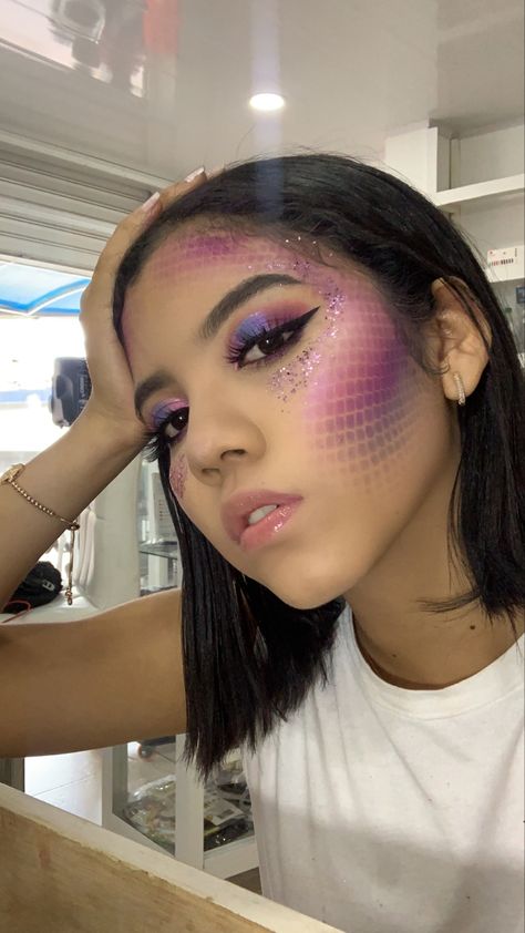 Sirena Mermaid Makeup Purple, Ursula Inspired Makeup, Fish Scale Makeup, Ursula Makeup Look, Purple Mermaid Makeup, Simple Mermaid Makeup, Mermaid Fantasy Makeup, Mermaid Costume Makeup, Ursula Makeup