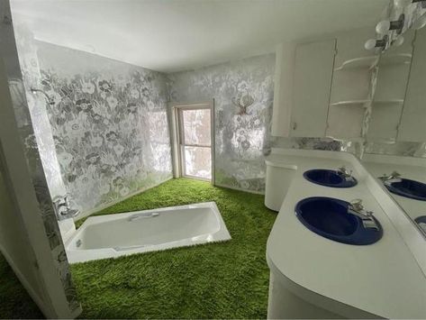 Sunken Bathtub, Hidden Toilet, Sunken Tub, Purple Kitchen, Design Fails, Unique House Design, Jacuzzi Tub, Soaking Tub, Bathroom Fixtures