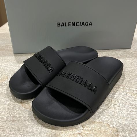 Balenciaga Women Pool Slides Brand New With Box And Dust Bag Currently Selling At Stores For $395 Plus Tax Size 35 Synthetic Upper/Lining Made In Italy 3/4” Heel 3/8” Platform Balcienga Shoes, Balenciaga Sandals Outfit, Balenciaga Slides, Pretty Sneakers, Slides Outfit, Shoes Balenciaga, Cute Slides, Crocs Fashion, Designer Slides