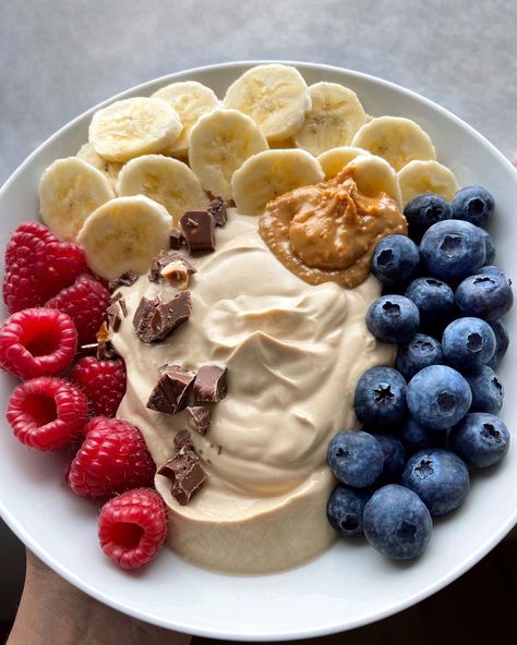 Good morning everyone❤️ didn’t make an exciting breakfast this morning because I had courses early at Uni so I’m sharing yesterday’s… | Instagram Healthy Bowls Clean Eating, Coffee Yogurt, Yoghurt Bowl, Make Coffee, Healthy Food Motivation, Healthy Lifestyle Food, Easy Snack Recipes, Delicious Snacks Recipes, Morning Everyone