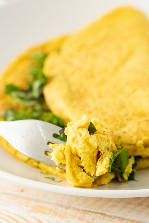 Perfect Fluffy Vegan Omelette - Slavic Vegan #vegan #veganrecipes #veganfood #vegetarian #veganegg #veganomelette #omelette #veganbreakfast #breakfast #tofu #chickpeas Tofu Omelette, Breakfast Tofu, Wfpb Breakfast, Vegan Omelette, Chickpea Pancakes, Vegan French, Taiwanese Cuisine, Breakfast Vegan, Vegan Egg