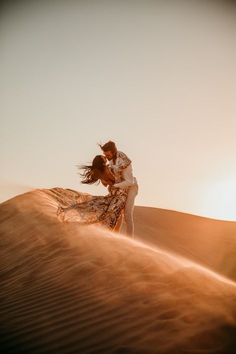 The 56 Most Amazing Couple Photos Of 2020 - LOOKSLIKEFILM Sand Dunes Elopement, Desert Photoshoot Ideas, Sand Dunes Photoshoot, Bean Photography, Dubai Photoshoot, Desert Photoshoot, Cute Engagement Photos, Pre Wedding Poses, Wedding Photography Packages