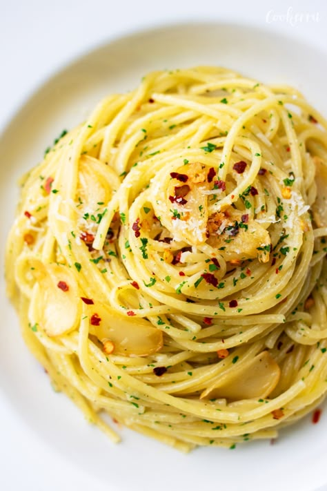 15-Minute Spaghetti Aglio e Olio (Garlic Pasta) - Cookerru Spaghetti Pasta Salad, Garlic Pasta Recipe, Aglio E Olio Recipe, Pasta Aglio E Olio, Pasta Aglio, Garlic Pasta Sauce, Creamy Garlic Pasta, Spaghetti Aglio E Olio, Garlic Spaghetti