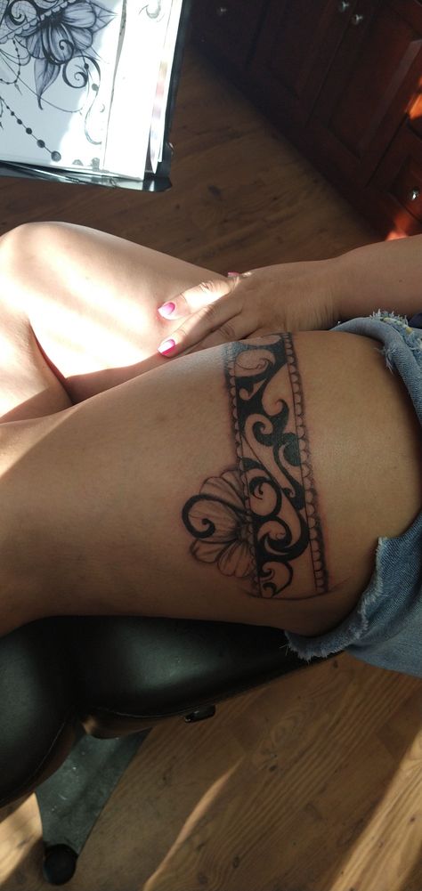 Garter Tattoo Black Women, Thigh Garter Tattoo Lace, Thigh Trible Tattoos Women, Leg Band Tattoo Women, Upper Buttock Tattoo, Thigh Band Tattoo Women, Thigh Wrap Around Tattoo, Tattoo Map, Lace Garter Tattoos