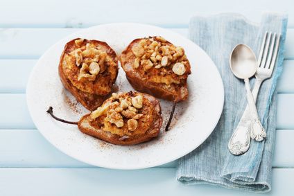 Baked pears with ricotta, walnuts, honey and cinnamon in a white plate on a blue vintage table. Delicious autumn dessert. Blueberry Cheesecake Bars, Berry Parfait, Baked Pears, Chocolate Chia Pudding, Pear Recipes, Elegant Desserts, Fruit Dishes, Köstliche Desserts, Natural Peanut Butter