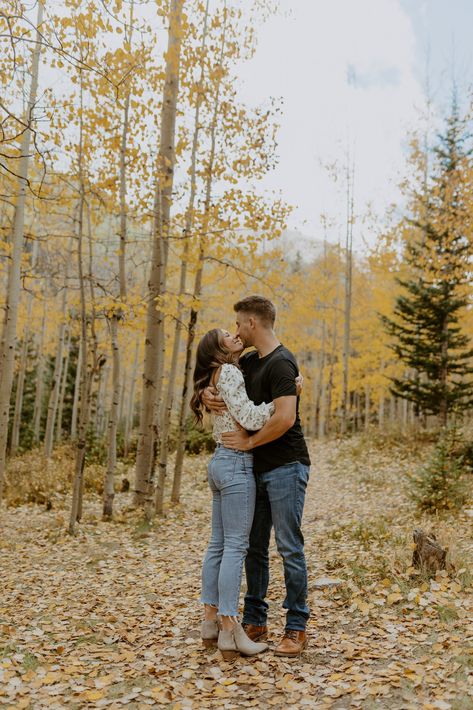 Aspen Trees Wedding, Fall Engagement Pictures Mountains, Fall Engagement Photo Outfit Ideas, December Engagement Pictures, Fall Couples Photos, Fall Pictures For Couples Outfits, Couple Fall Pictures, Fall Couples Photoshoot Outfits, Proposal Pics