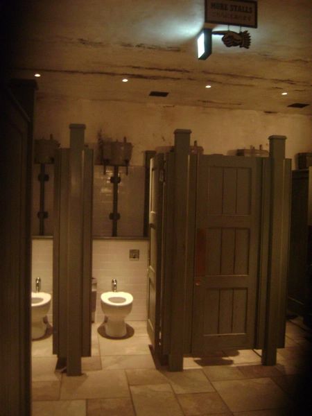 Harry Potter Corridor, Hogwarts Bathroom, Harry Potter Dormitory, Prefects Bathroom Hogwarts, Harry Potter Bathroom Scene, Harry Potter Museum, Harry Potter Mermaid, Harry Potter Great Hall Aesthetic, Harry Potter Bathroom