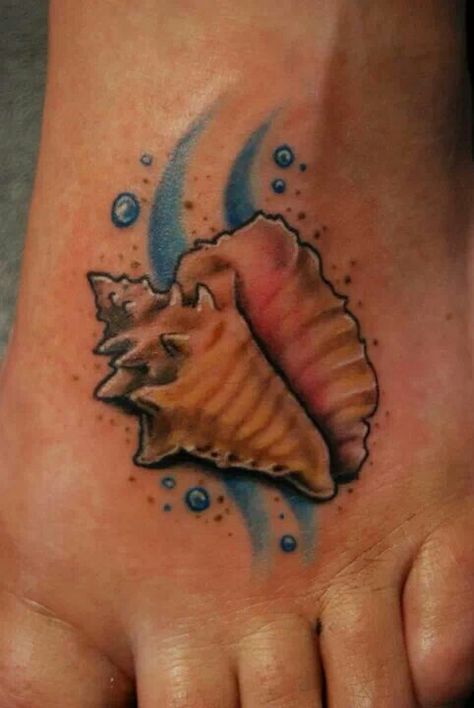 Seashell tattoo 3 Mermaids, Seashell Tattoo, Florida Tattoo, Beach Inspired Tattoos, Beach Tattoo Ideas, Beachy Tattoos, Shell Tattoo, Starfish Tattoo, Knee Tattoos