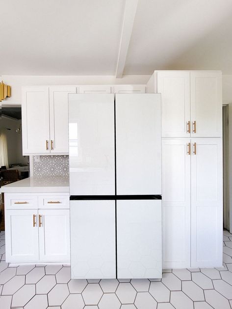 White Samsung Bespoke Fridge, White Bespoke Refrigerator, Kitchen With White Fridge, Samsung Bespoke Fridge White Kitchen, Samsung Bespoke Kitchen Design, White Kitchen Fridge, Samsung Bespoke Kitchen, Samsung Bespoke Fridge, Bespoke Fridge