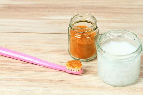 DIY Toothpaste: How to Make Homemade Turmeric & Coconut Oil Whitening Toothpaste #30secondmom Turmeric Teeth Whitening, Turmeric Uses, Diy Toothpaste, Coconut Oil For Teeth, Cold Weather Food, Pasta Dental, Periodontal Disease, Oil Pulling, Whitening Toothpaste