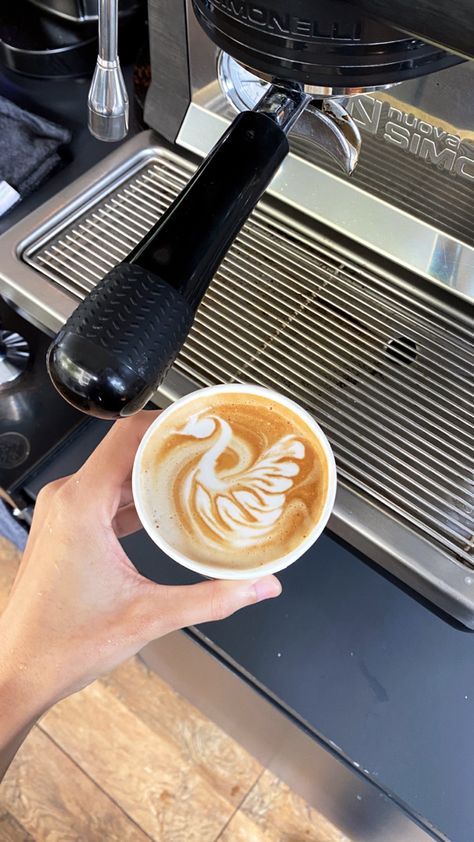 Barista Aesthetic Female, Barista Aesthetic, Barista Life, Aesthetic Restaurant, Cute Professional Outfits, Coffee Aesthetics, Coffee Barista, Coffee Aesthetic, Need Coffee