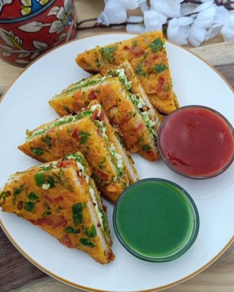 Breakfast Recipes Indian Veg, Bread Pakoda, Sandwich Recipes Indian, Paneer Sandwich, Veg Sandwich, Chopped Veggies, Red Chilli Powder, Breakfast Recipes Indian, Chaat Recipe