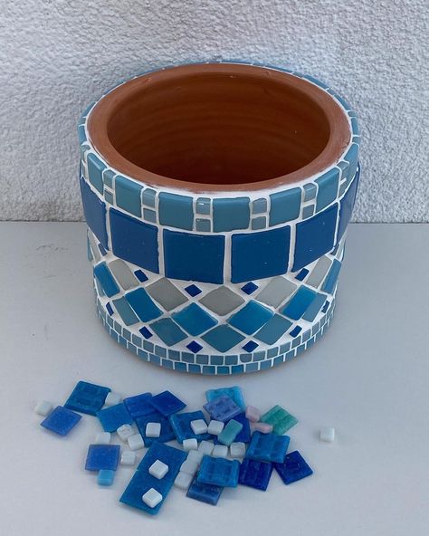 Mozaik Art, Mosaic Planters, Mosaic Tiles Crafts, Mosaic Art Diy, Mosaic Pots, Stone Wall Art, Mosaic Flower Pots, Mosaic Garden Art, Painted Pots Diy